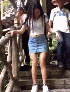 妹子你这是怎么了人物gif搞笑图片