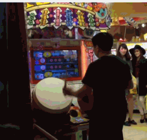 日本大叔的打鼓还真是有趣哦人物gif搞笑图片