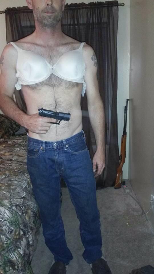 一位美国父亲发现处于青春期的女儿收到了一条来自某男生的短信：“来张你穿bra的照片”于是父亲给出了以下回复人物gif搞笑图片