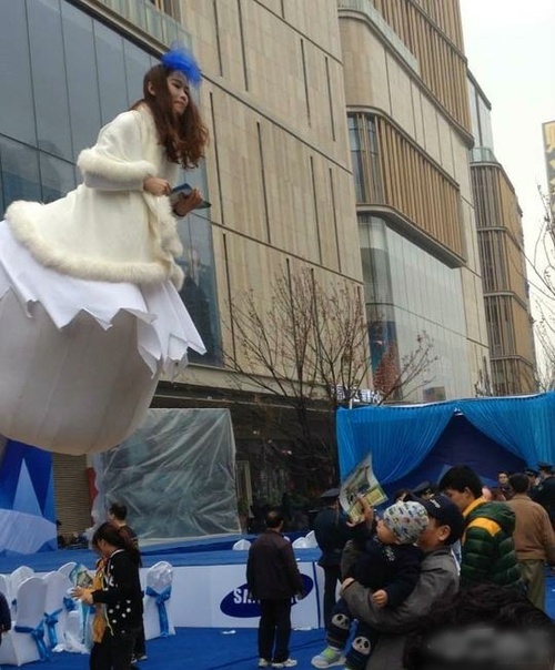 发个传单也是蛮拼的人物gif搞笑图片