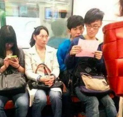 小伙子，你们这么恩爱，让旁边单身的大姐很嫉妒人物gif搞笑图片