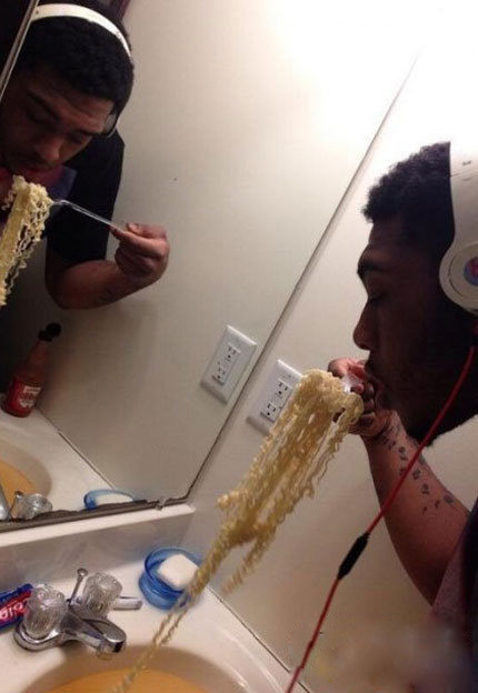 西瓜泡面已经不算什么了人物gif搞笑图片