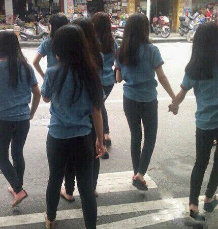 这群妹子是复制粘贴出来的吗？人物gif搞笑图片