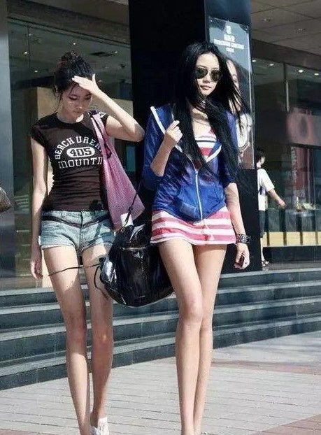 没点资本，这种姑娘只能仰视人物gif搞笑图片