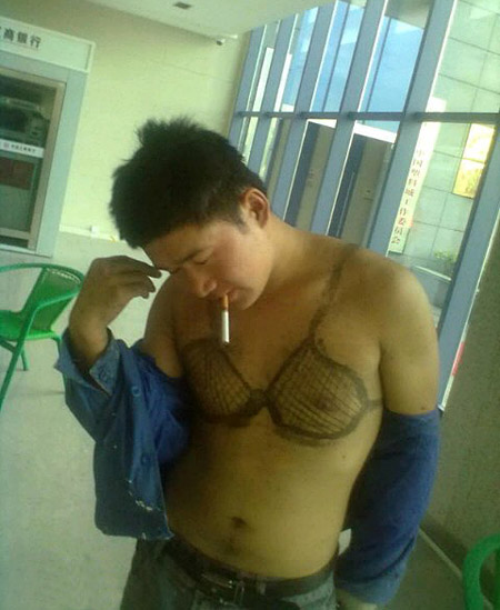 都说艺术家与疯子很像。大家看我像艺术家吗？人物gif搞笑图片