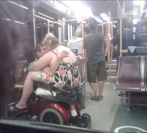 爱情的最高境界——旁若无人人物gif搞笑图片