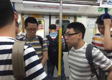 撞衣不可怕，谁丑谁尴尬人物gif搞笑图片