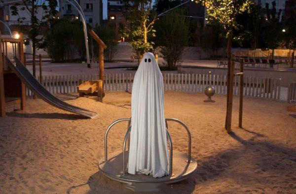 万圣节 一个孤独的幽灵人物gif搞笑图片