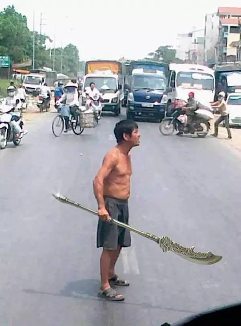 特么的，劳资的号让人盗了！只留下了一把武器！人物gif搞笑图片