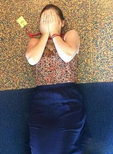 妹子说她会隐身术人物gif搞笑图片