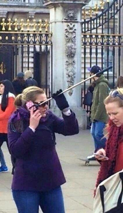 用自拍杆拍照时突然来电话人物gif搞笑图片