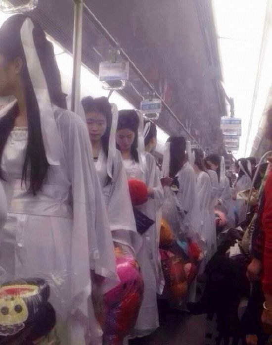 杨过快来啊，这儿有好多姑姑人物gif搞笑图片