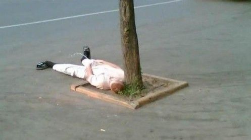 喝醉酒的人都不知道自己在干什么人物gif搞笑图片