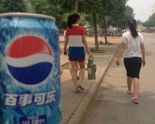 妹子和可乐撞衫了人物gif搞笑图片