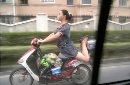 看见大姐骑车的这个姿势,老铁没毛病人物gif搞笑图片