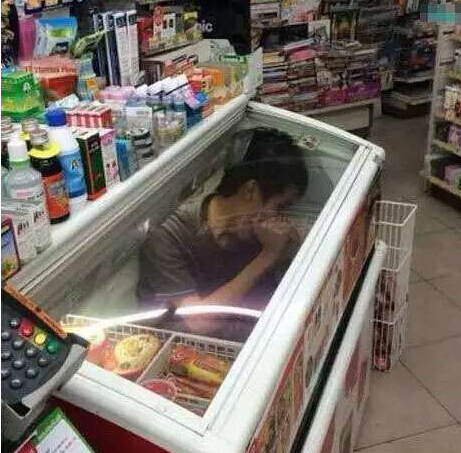 避暑好去处人物gif搞笑图片