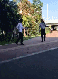 黑帮发传单人物gif搞笑图片