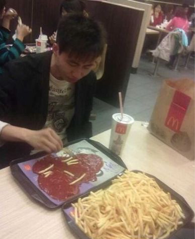 麦记的薯条这样吃才过瘾人物gif搞笑图片