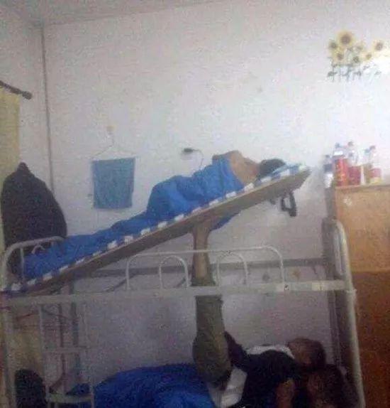 睡在上铺的兄弟，还记得曾经的峥嵘岁月么人物gif搞笑图片