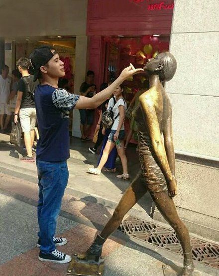 骚年泥垢了，放了那雕像吧人物gif搞笑图片