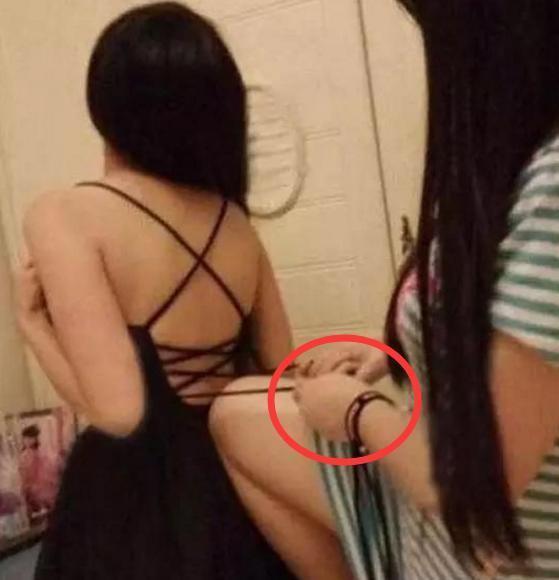 今天闺蜜要去相亲，为了漂亮出场，这位闺蜜使出了浑身解数人物gif搞笑图片