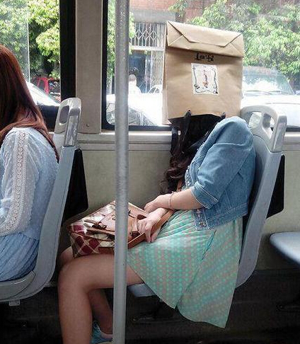 妹子这样睡的格外踏实人物gif搞笑图片