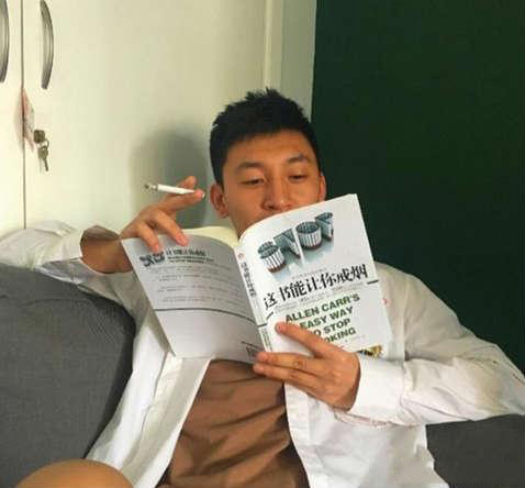 看了这书，赶紧抽根烟压压惊人物gif搞笑图片