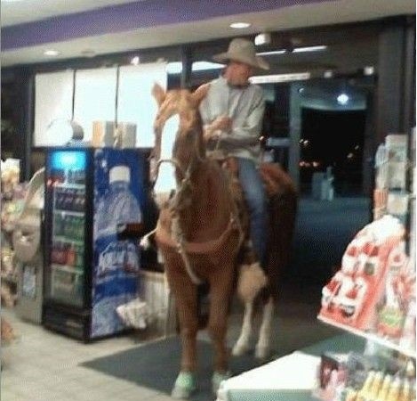 逛个超市咱要不要这么拉风啊！人物gif搞笑图片