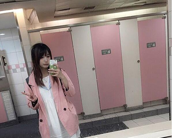 我和洗手间撞衫了人物gif搞笑图片