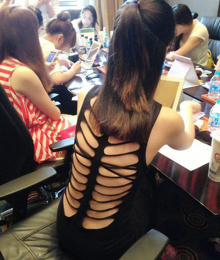 妹子，我家有钱，来我家，我给你买不破的衣服人物gif搞笑图片