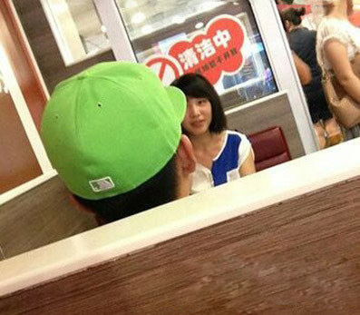 小伙子，你带这么一顶帽子出来约会对面的女孩怎么想人物gif搞笑图片