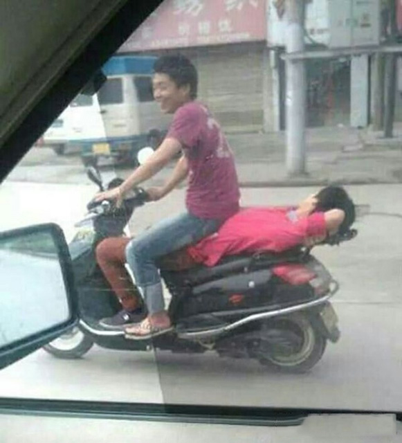 据说好基友都是这样骑车的人物gif搞笑图片