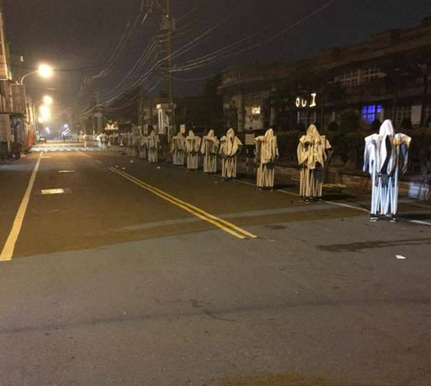 台湾一网友晚上回家，被吓哭。。。人物gif搞笑图片