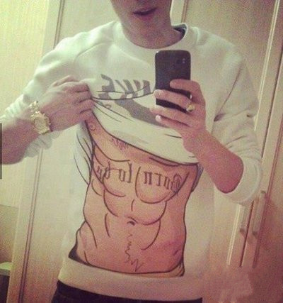 大家快来看看我的腹肌，牛逼吧人物gif搞笑图片