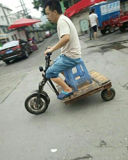 经过多年的打拼，哥终于也算是有车一族了人物gif搞笑图片