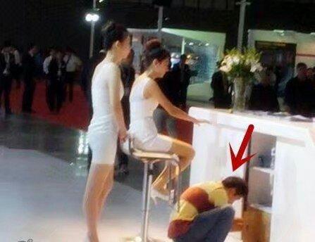 妹子还是走开一下吧，你在这里这位师傅没法安心工作了人物gif搞笑图片