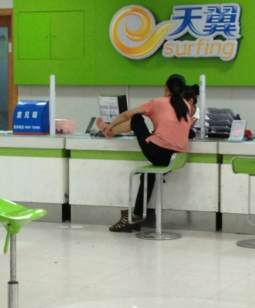 阿姨，你能再粗鲁一点吗？人物gif搞笑图片