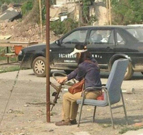 现在考个驾照容易么？人物gif搞笑图片