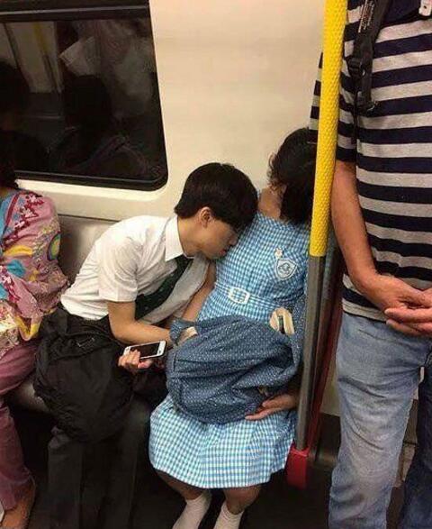 兄弟，枕着还舒服么～人物gif搞笑图片