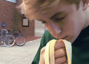 香蕉皮根本难不倒我人物gif搞笑图片