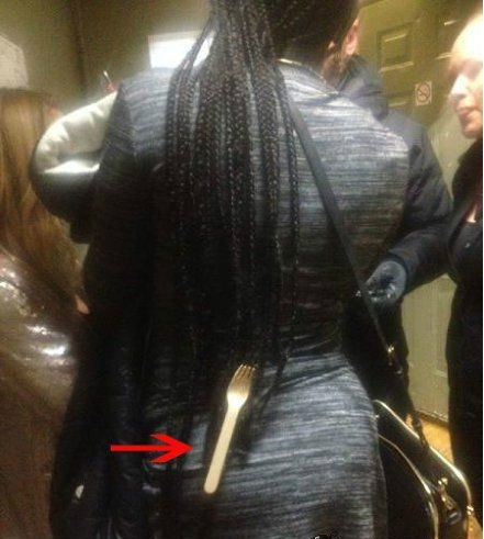 大姐，你这撩人的小辫子上挂个叉子是什么鬼？人物gif搞笑图片