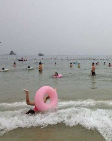 这下摔的估计不轻啊人物gif搞笑图片