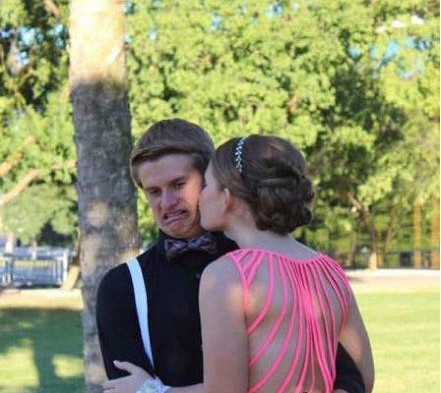 骚年为何一脸嫌弃的模样？人物gif搞笑图片