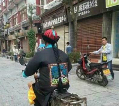 是赶着去紫禁城打卡吗？人物gif搞笑图片