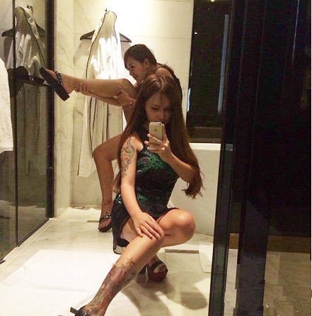 总有那种蛇精病闺蜜人物gif搞笑图片