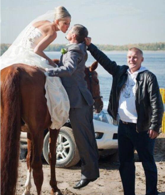 好兄弟就是关键时刻拉你一把人物gif搞笑图片