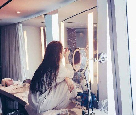 美女一定要这样化妆么人物gif搞笑图片