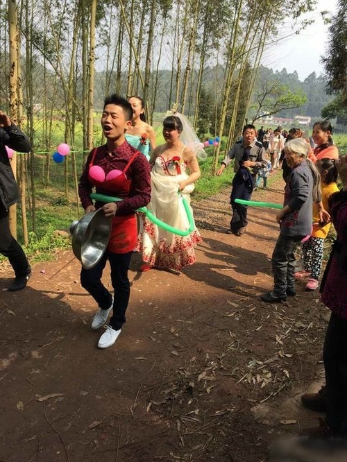 这婚礼太犀利了人物gif搞笑图片