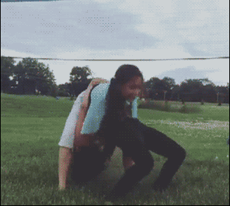 哎呀妈呀~闻了半天咸腥味还是没翻过去人物gif搞笑图片