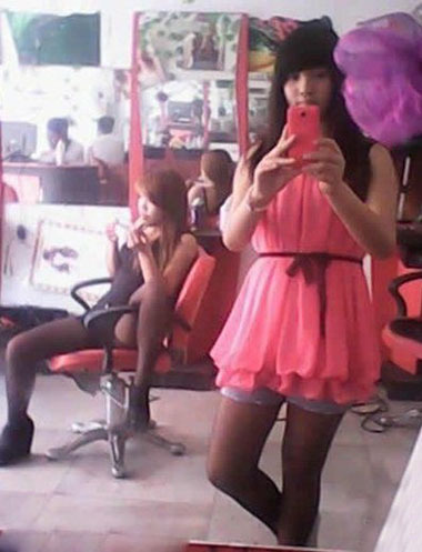 自拍小清新也要注意背景…人物gif搞笑图片